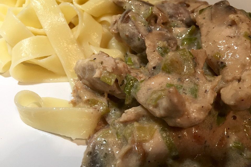 Geschnetzeltes in Frischkäsesauce mit Champignons und Lauchzwiebeln