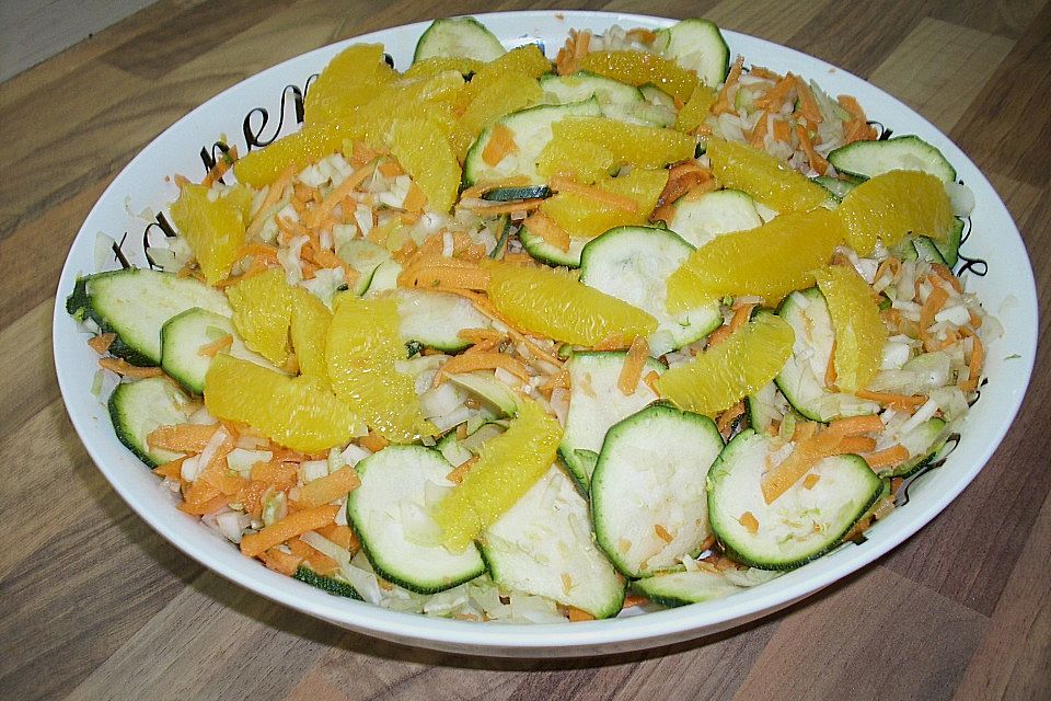 Fenchel-Möhrenrohkost mit Zucchini und Orangen