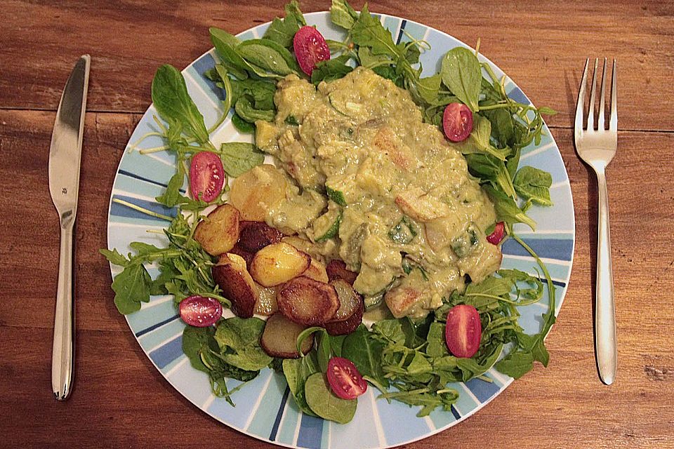 Zucchini-Birne-Avocado-Camembert Pfanne auf Backkartoffeln