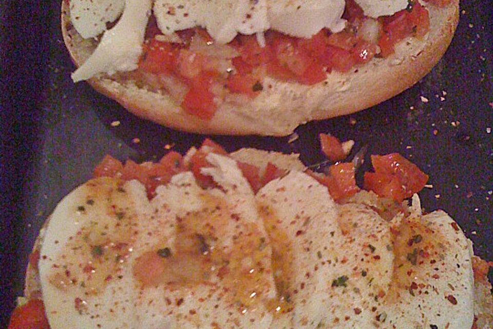 Selbst gemachtes Baguette mit Bruschetta