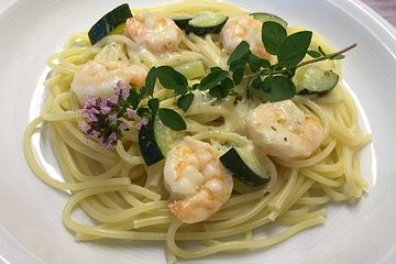 Spaghetti in Zucchini-Shrimps Sahnesauce