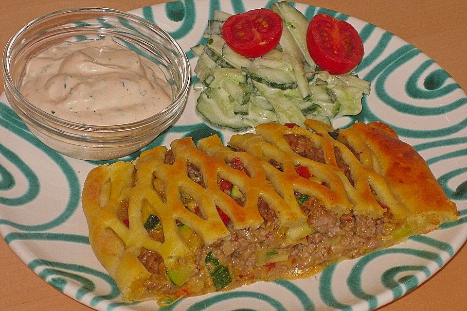 Zucchini-Hackfleisch Strudel mit Kräuterdip