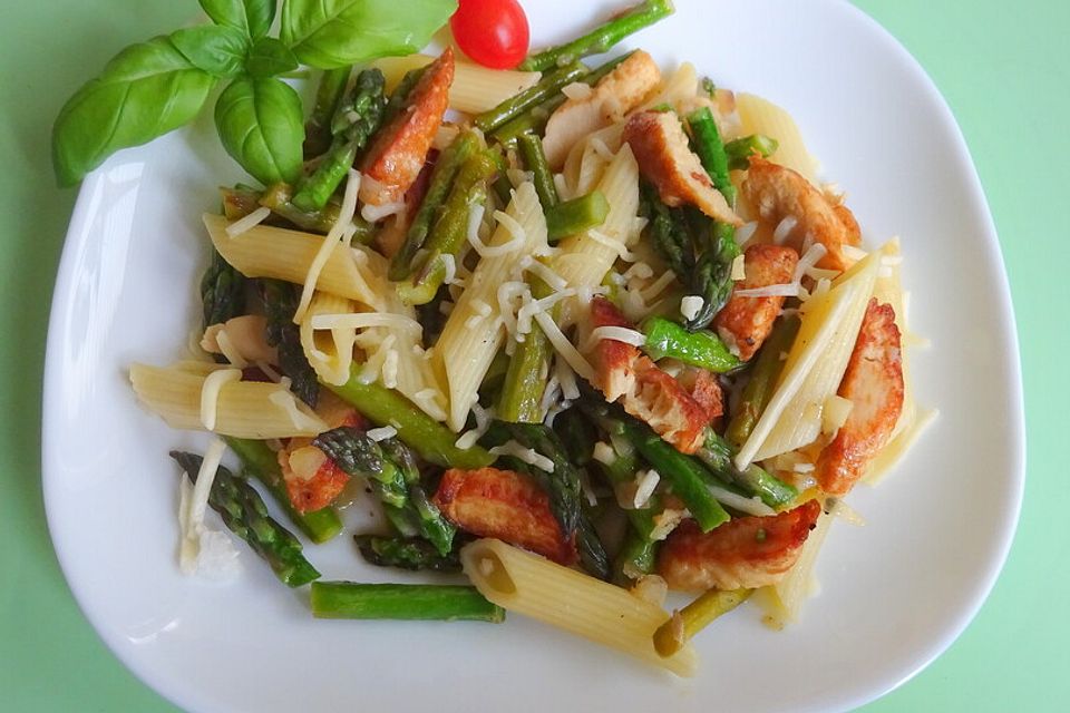 Penne in Orangensauce mit grünem Spargel und Putenbrustfilet