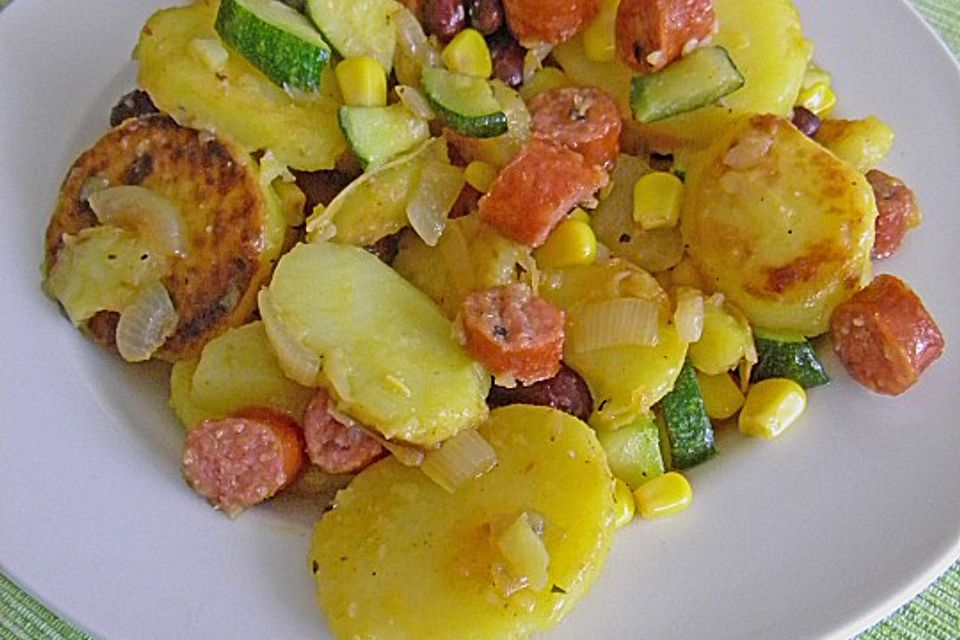 Kartoffelpfanne mit Zucchini und Salami