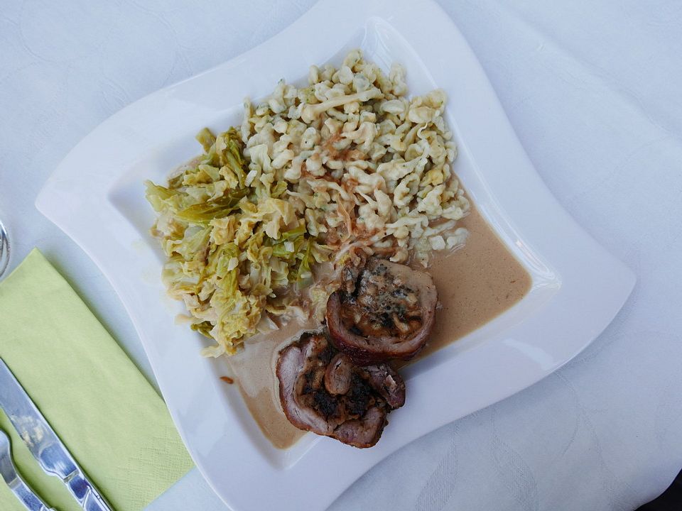 Putenkeule mit Brezelnfüllung und Pfefferrahmsoße von Eierlikör| Chefkoch