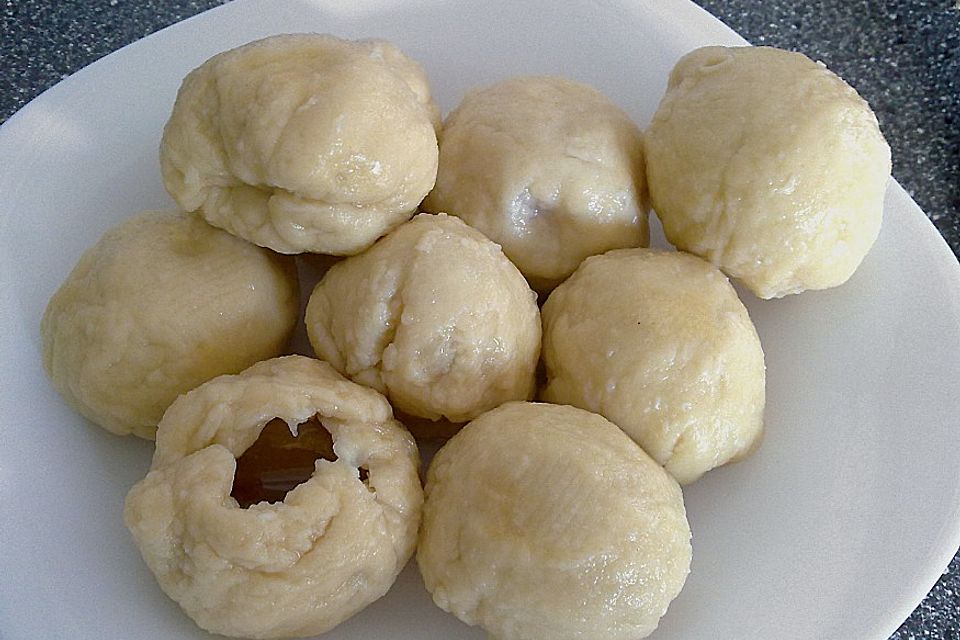 Pflaumenknödel aus Nudelteig