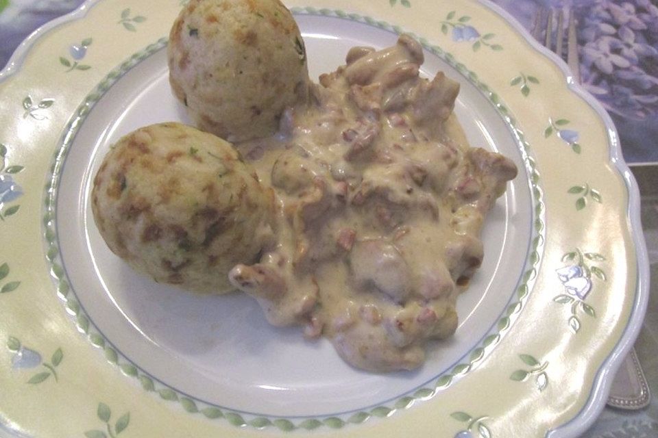 Pilzragout mit Semmelknödel