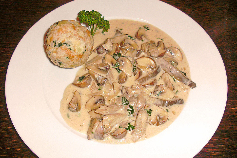 Pilzragout mit Semmelknödel