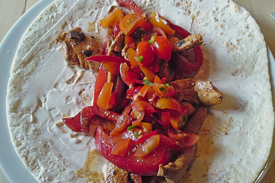 Hähnchen-Paprika-Wraps mit frischer Salsa