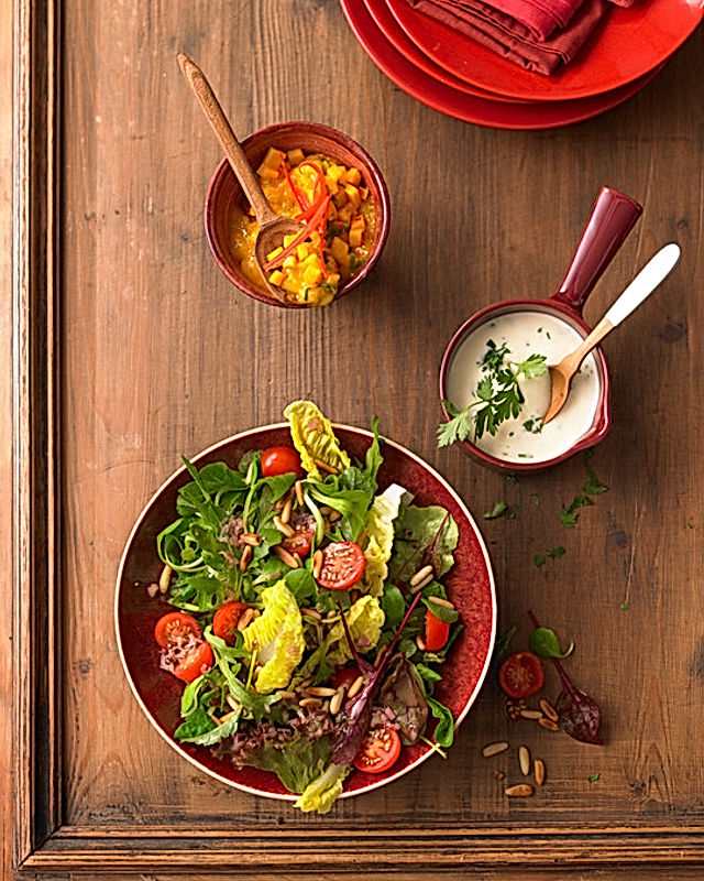 Gemischter Salat mit Parmesan und Himbeervinaigrette