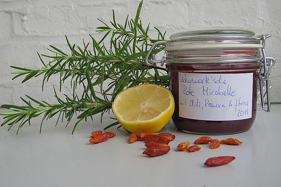 Rote Mirabellenmarmelade mit Chili und Rosmarin