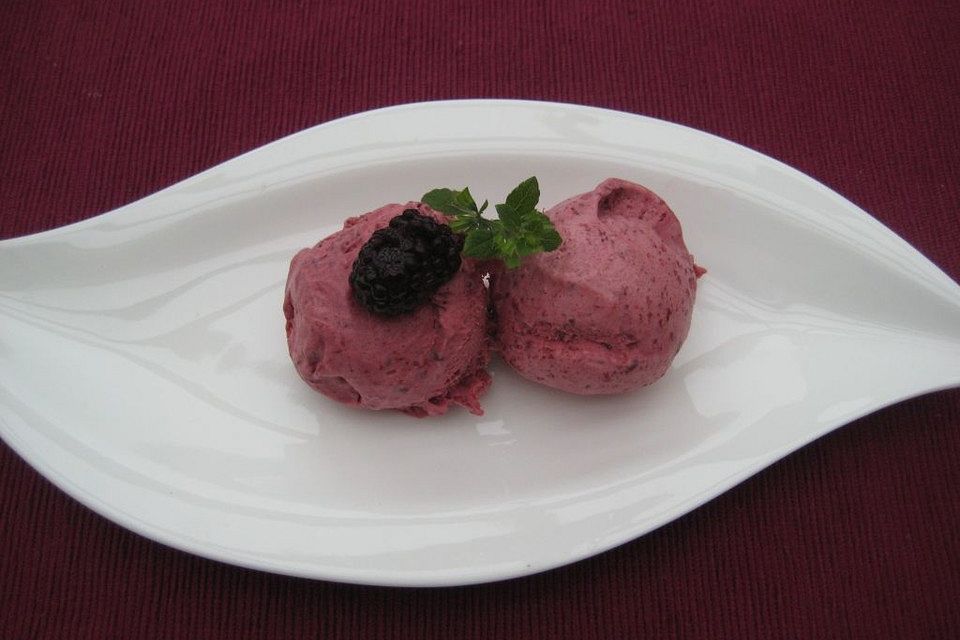 Brombeer-Sahne Eis