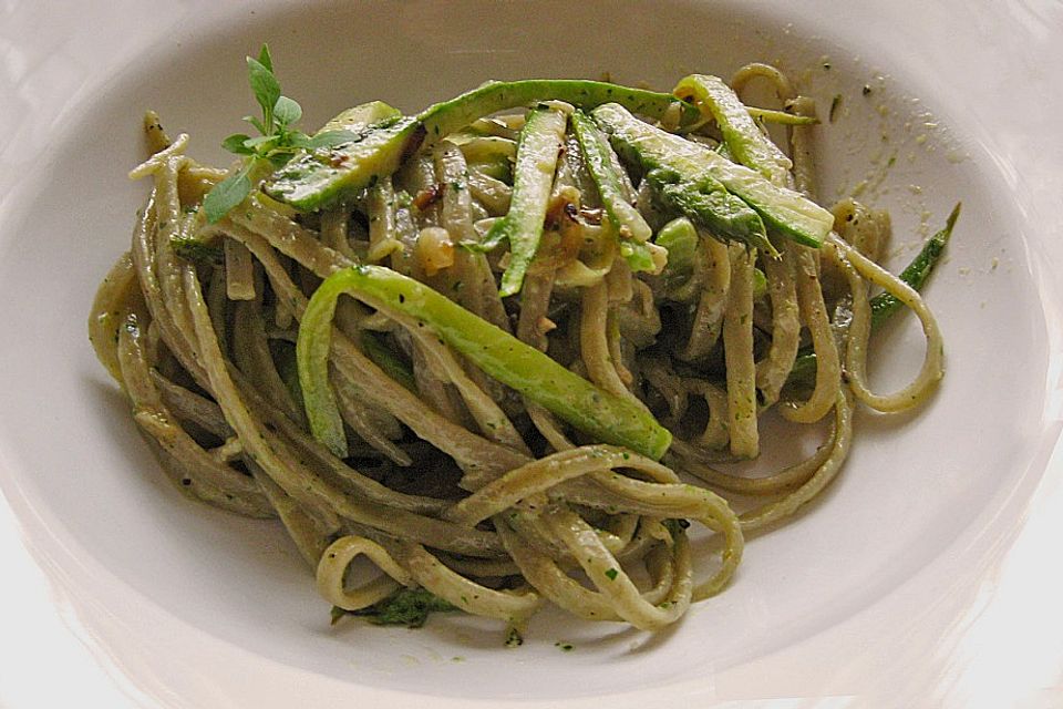 Tagliatelle mit grünem Spargel in Parmesan-Sahne-Sauce