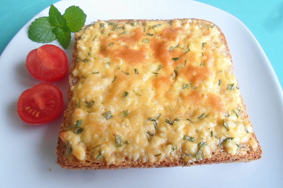 Überbackenes Brot mit Käseaufstrich