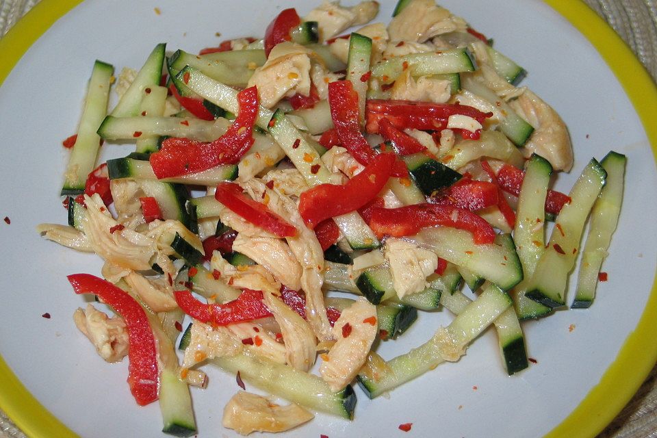 Asiatischer Gurkensalat mit Hähnchen