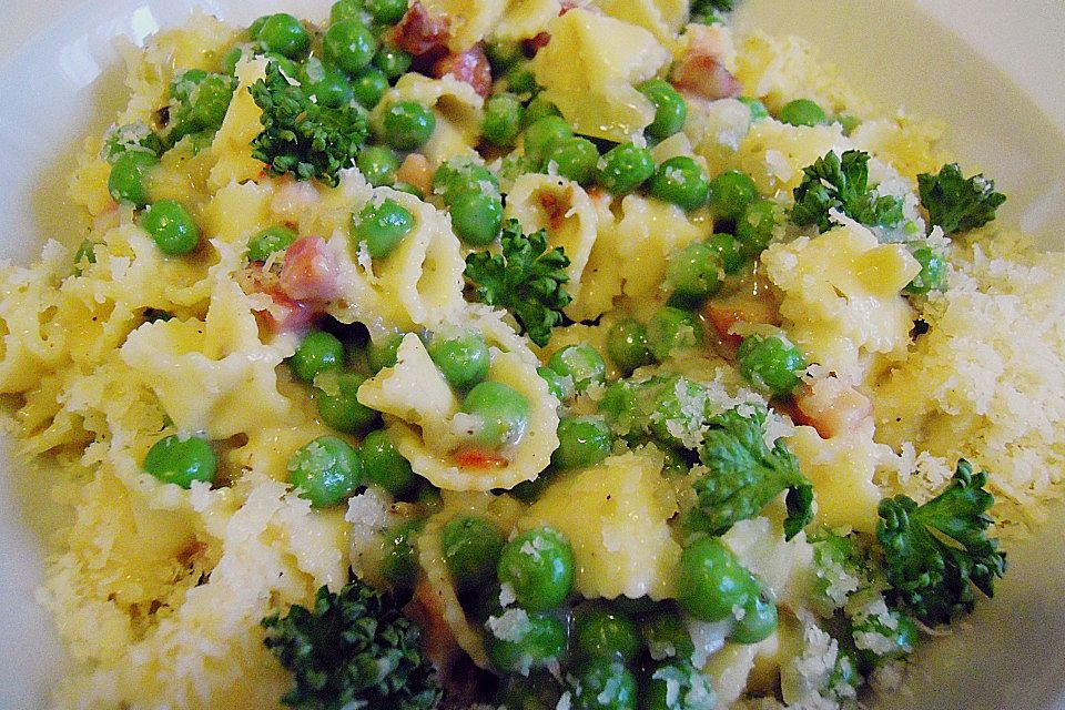 Pasta mit Speck-Erbsensauce und Parmesan