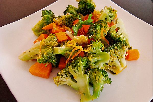 Gebratenes Brokkoli-Süsskartoffel-Karotten Gemüse aus dem Wok von ...