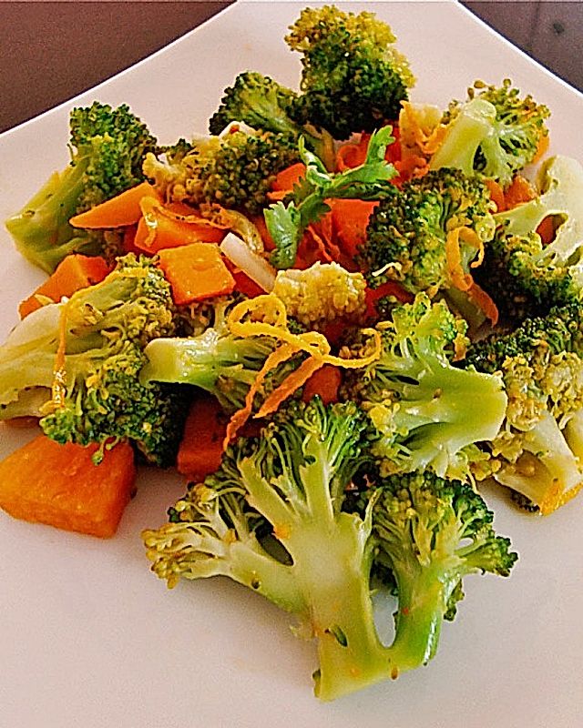 Gebratenes Brokkoli-Süsskartoffel-Karotten Gemüse aus dem Wok