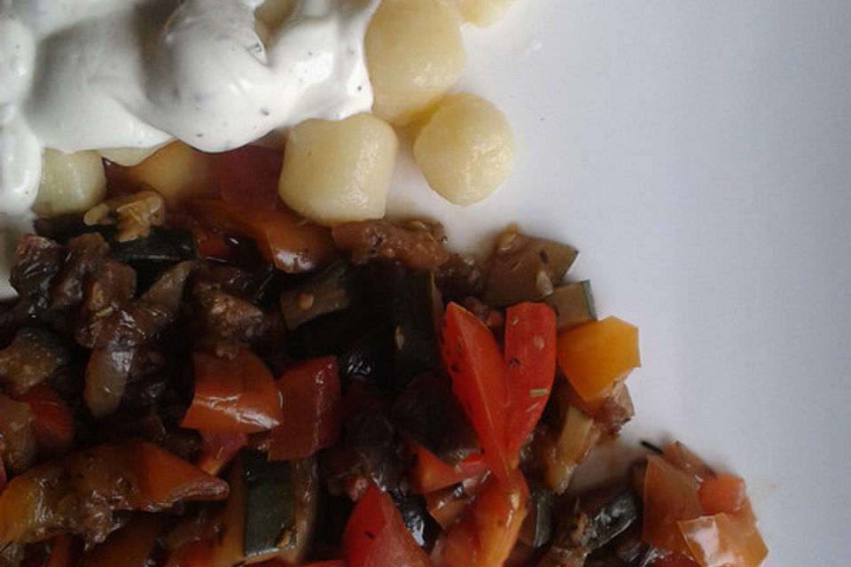 Gnocchi mit Ratatouillegemüse und Frischkäsesoße