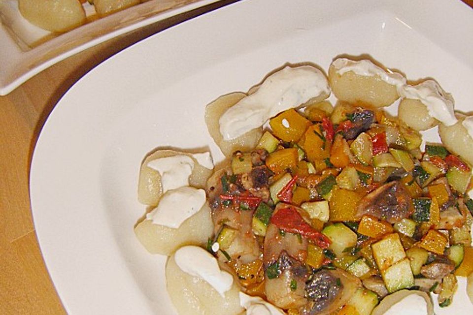 Gnocchi mit Ratatouillegemüse und Frischkäsesoße