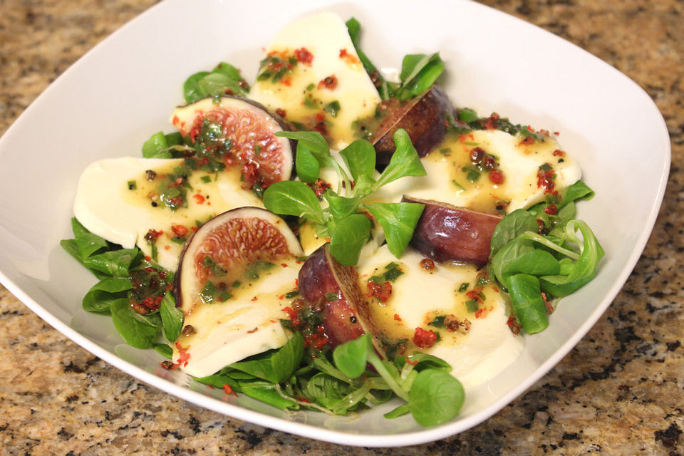 Marinierter Büffelmozzarella auf Feldsalat mit Feigen