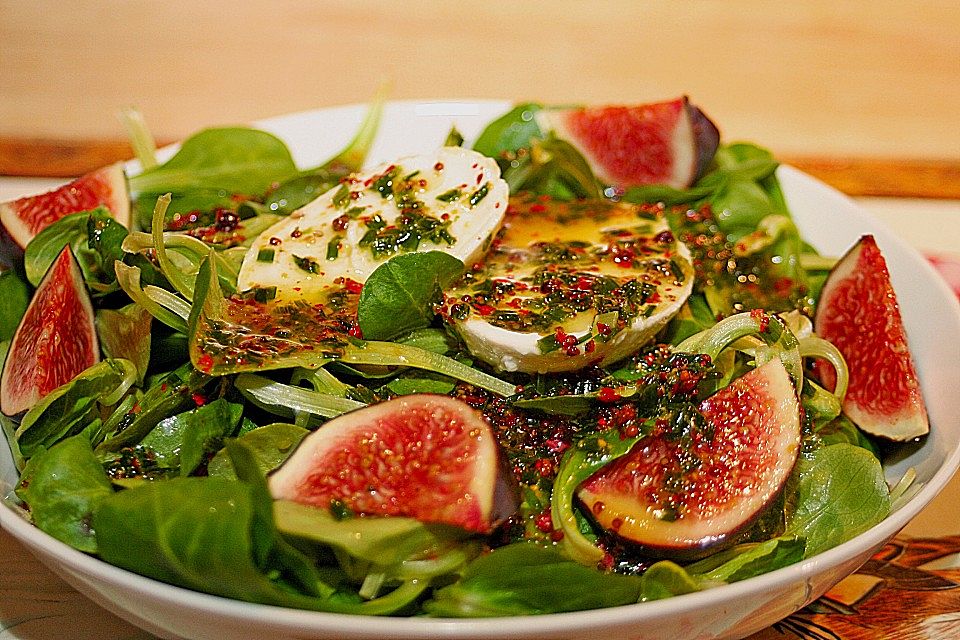 Marinierter Büffelmozzarella auf Feldsalat mit Feigen