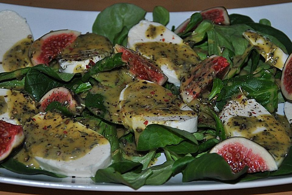 Marinierter Büffelmozzarella auf Feldsalat mit Feigen