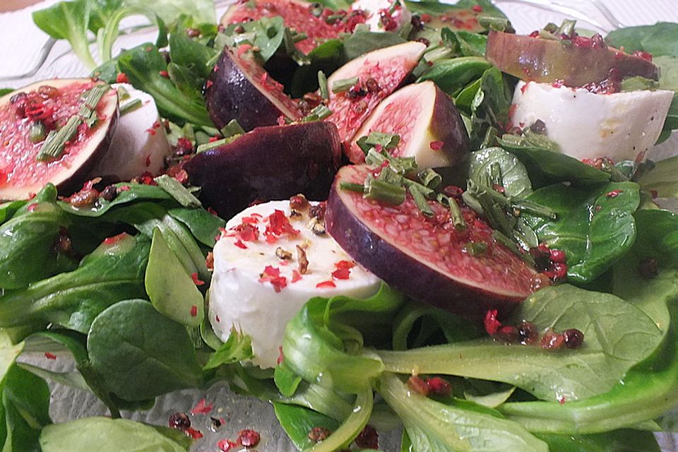 Marinierter Büffelmozzarella auf Feldsalat mit Feigen