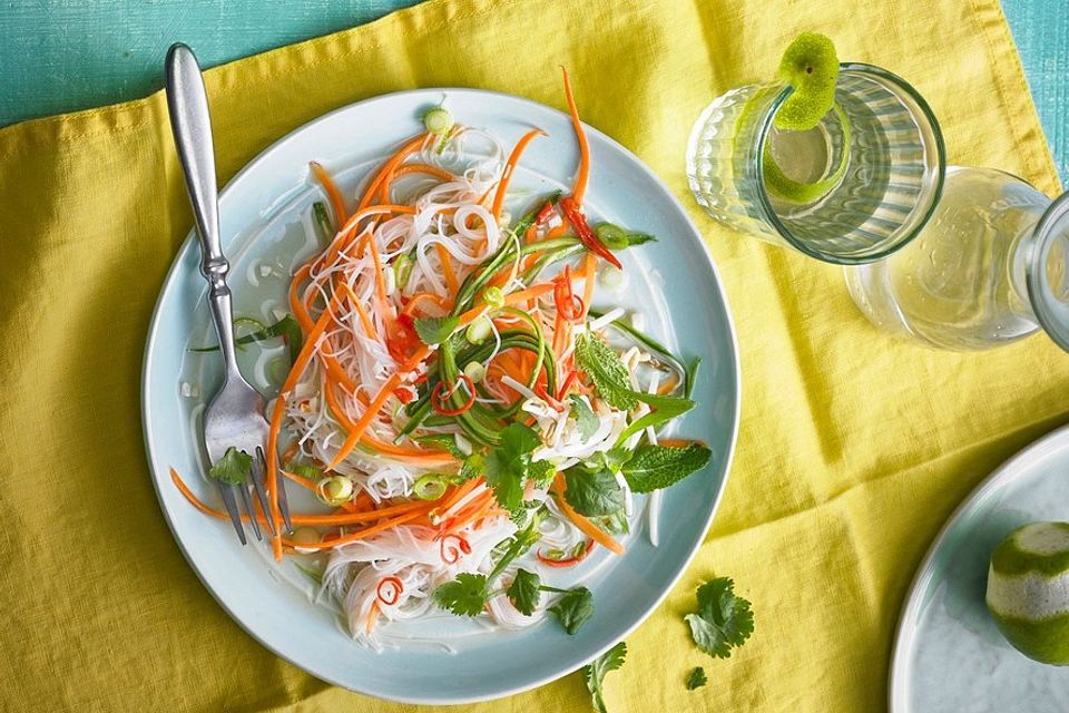 Pikanter vietnamesischer Nudelsalat mit Gurken und  Möhren