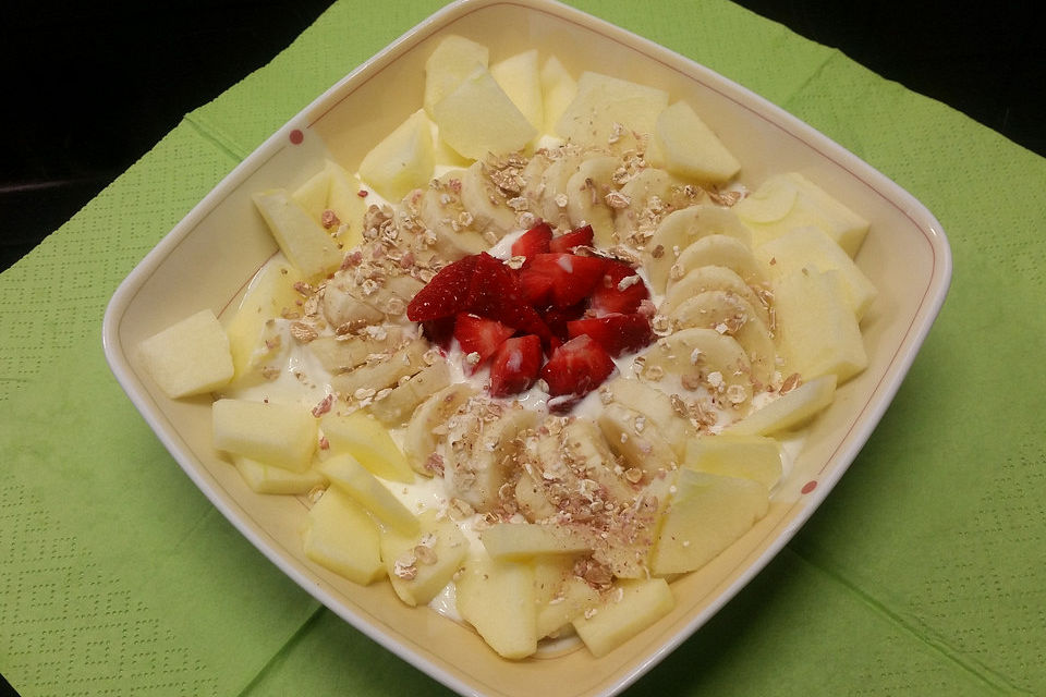 Müsli mit Joghurt und Früchten