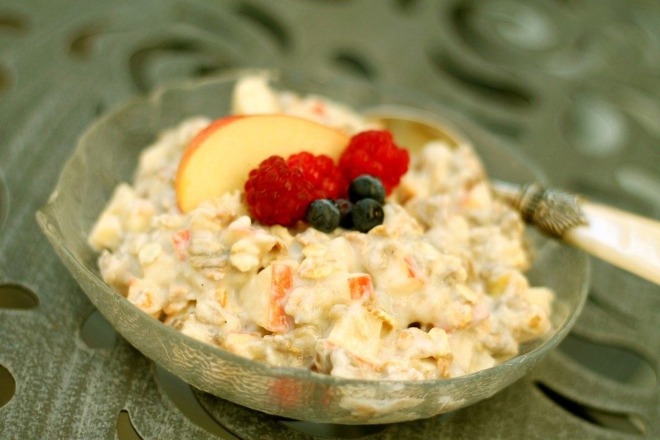 Müsli mit Joghurt und Früchten