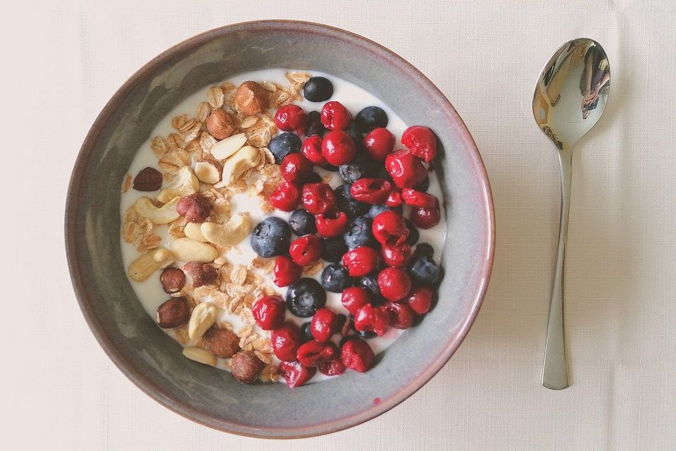 Müsli mit Joghurt und Früchten