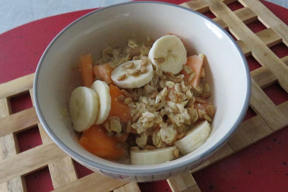 Müsli mit Joghurt und Früchten