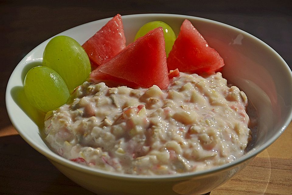 Müsli mit Joghurt und Früchten