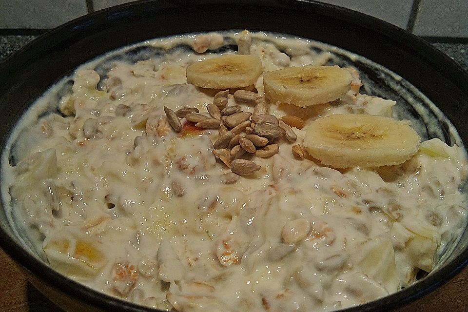 Müsli mit Joghurt und Früchten