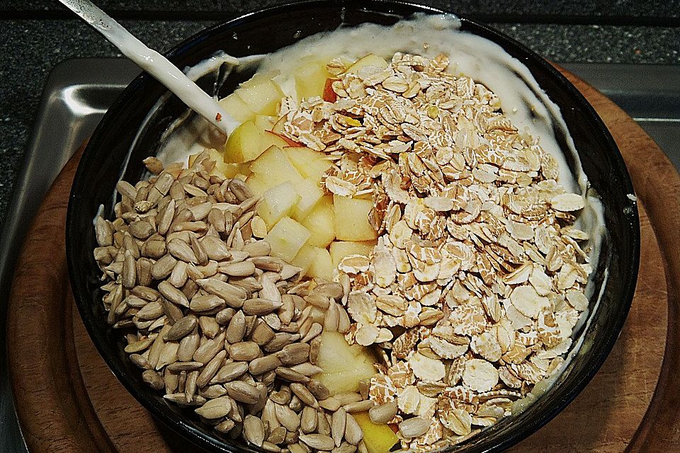 Müsli mit Joghurt und Früchten