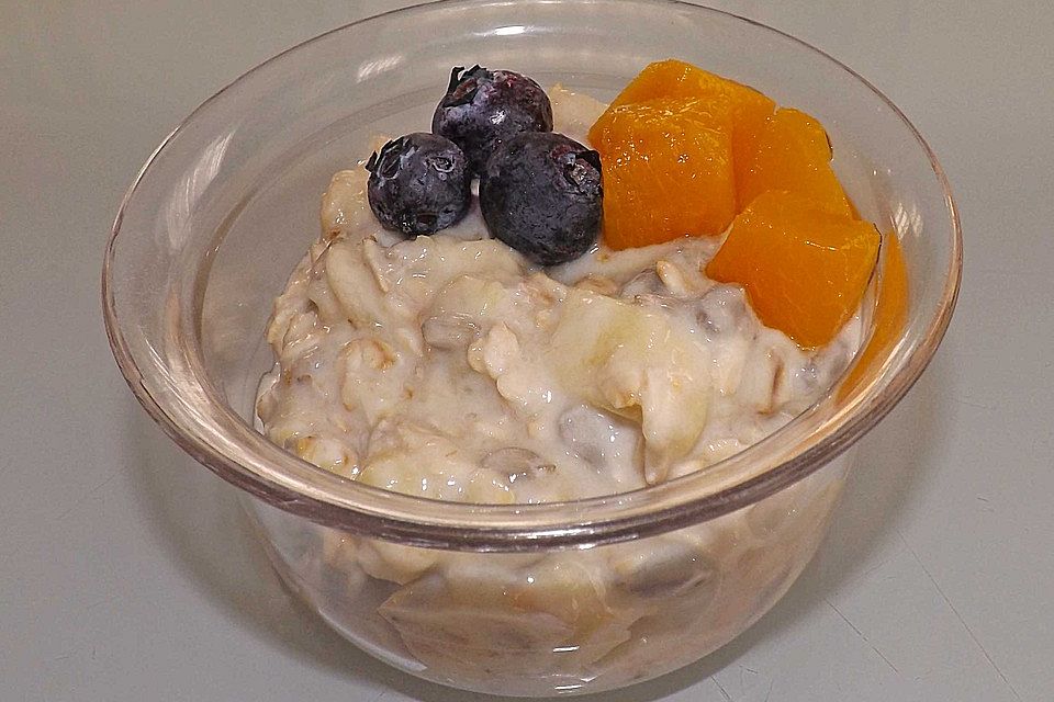 Müsli mit Joghurt und Früchten