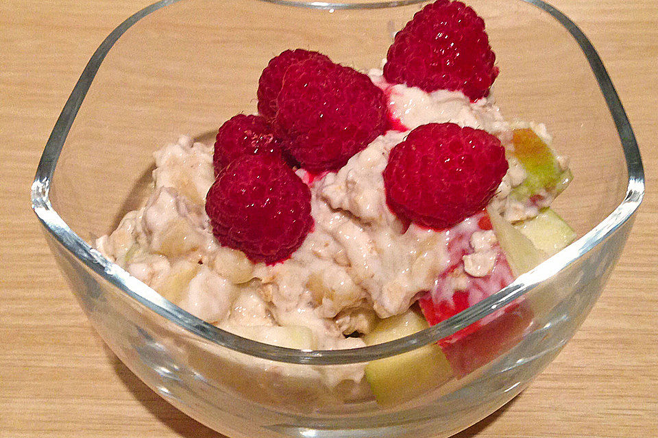 Müsli mit Joghurt und Früchten