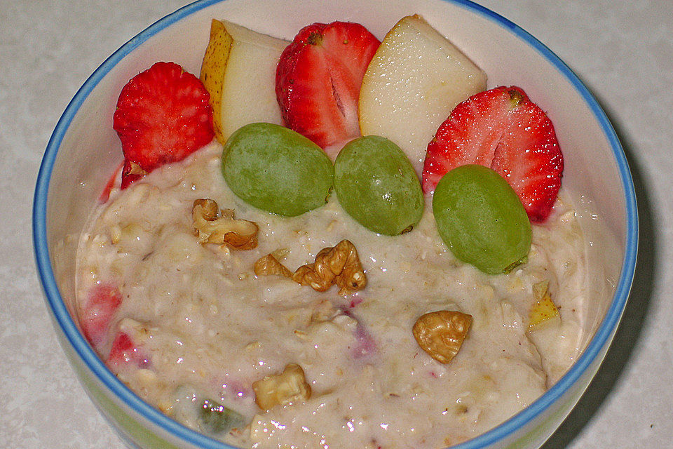 Müsli mit Joghurt und Früchten