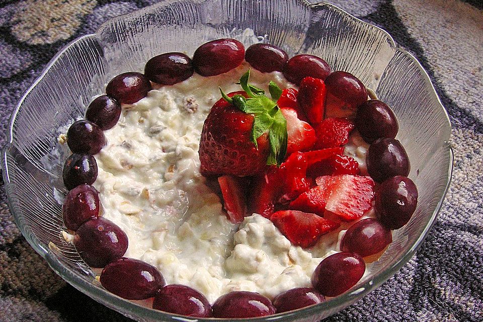 Müsli mit Joghurt und Früchten