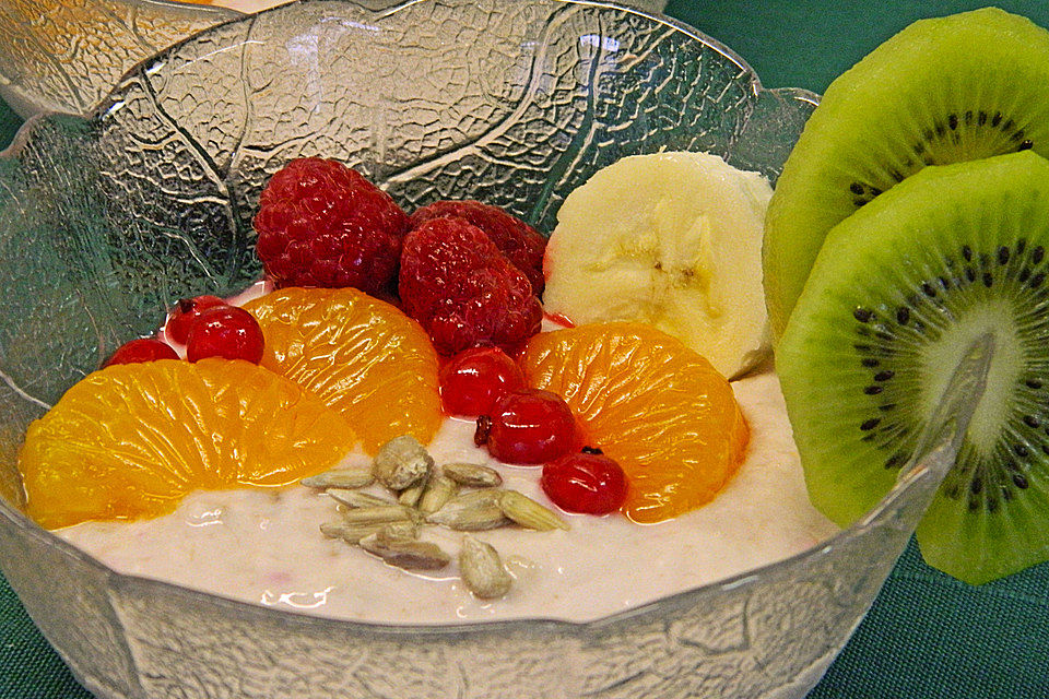 Müsli mit Joghurt und Früchten