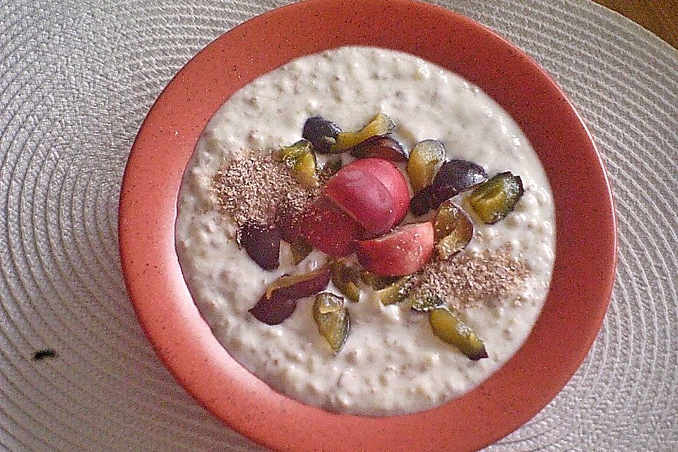 Müsli mit Joghurt und Früchten