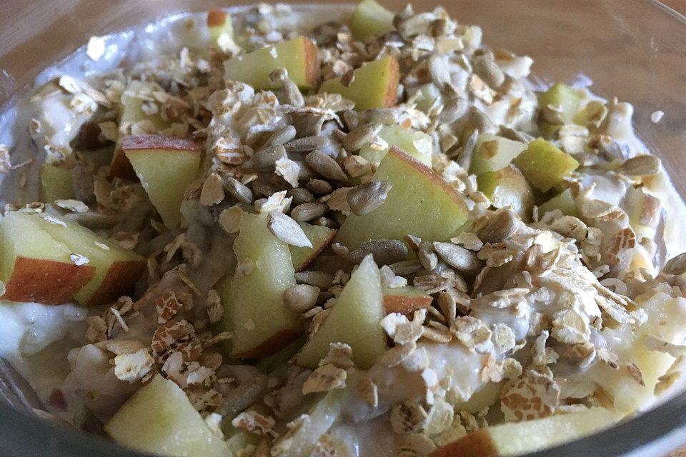 Müsli mit Joghurt und Früchten