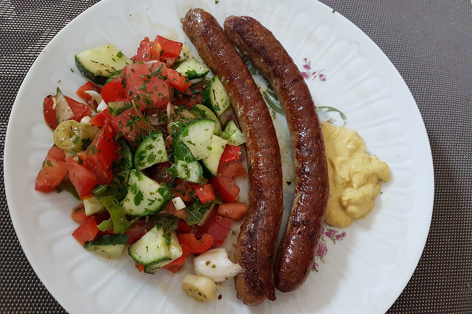 Bratwurst mit buntem Salat