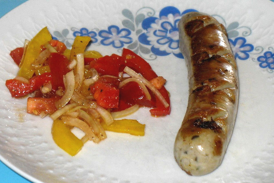 Bratwurst mit buntem Salat