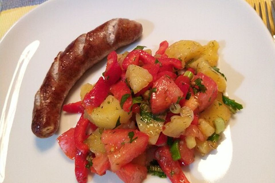 Bratwurst mit buntem Salat