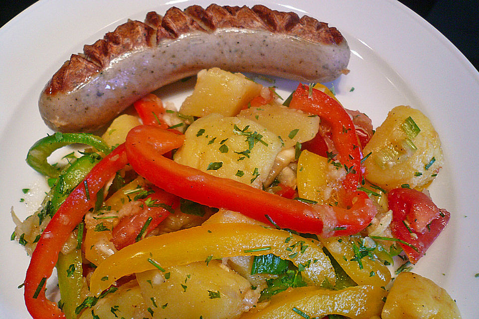 Bratwurst mit buntem Salat