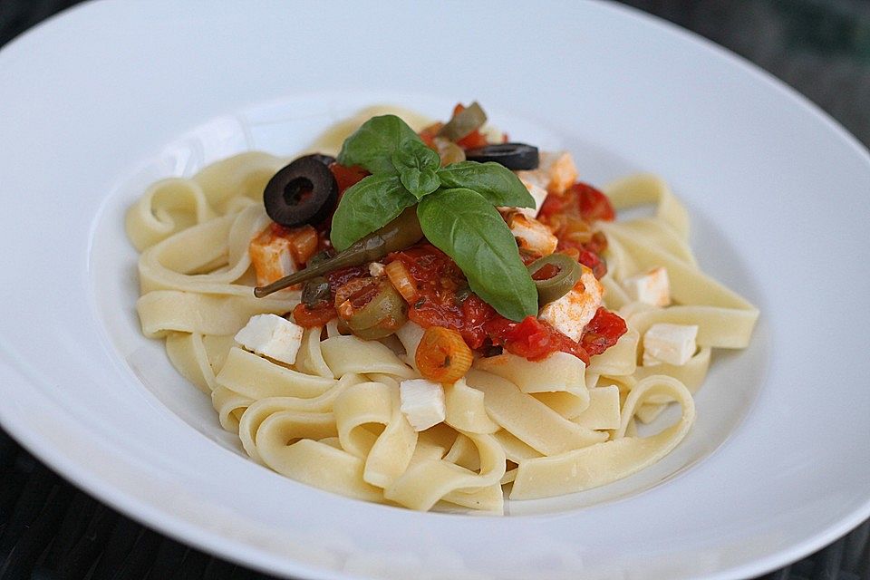 Fruchtige Tomaten-Oliven-Feta-Sauce mit Kapern