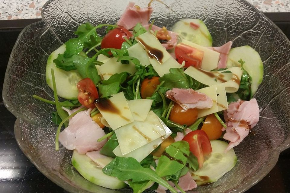 Rucolaplatte mit Tomaten und Gurken mit Balsamicodressing Rucolaplatte mit Tomaten und Gurken mit Balsamicodressing