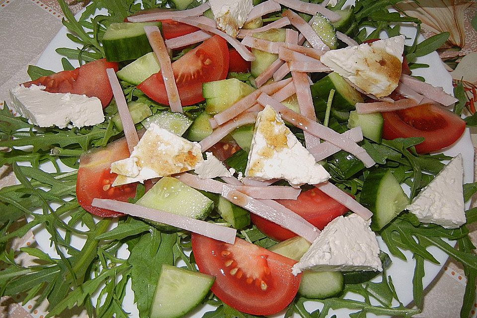 Rucolaplatte mit Tomaten und Gurken mit Balsamicodressing Rucolaplatte mit Tomaten und Gurken mit Balsamicodressing